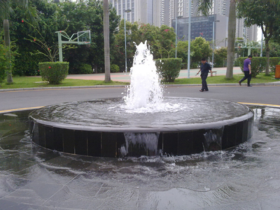 校園靈韻，假山為證